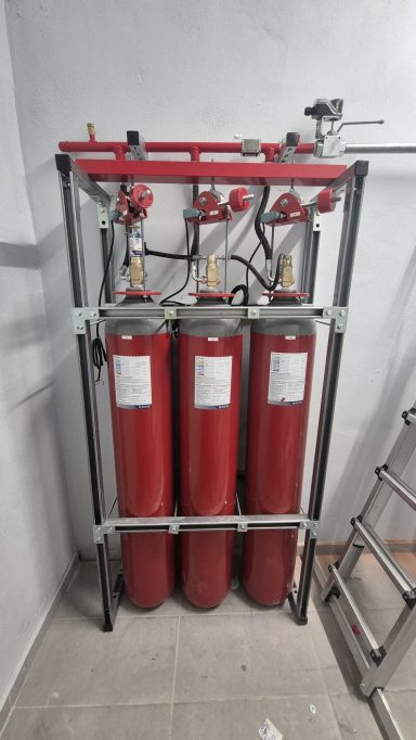 Co2 Sistema de extinción de incendios con tres botellas rojas montadas en estructura metálica.