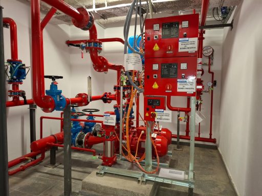 Sistema de tuberías y bombas en un cuarto técnico.